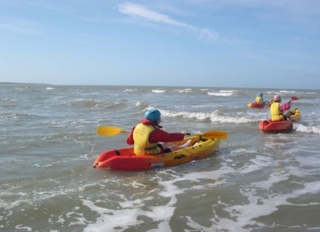  Kayak entre las olas 